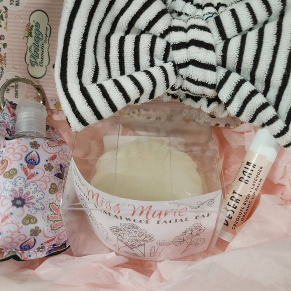 Lovely Lady Unique Facial Giftset - Picture 2 of 6